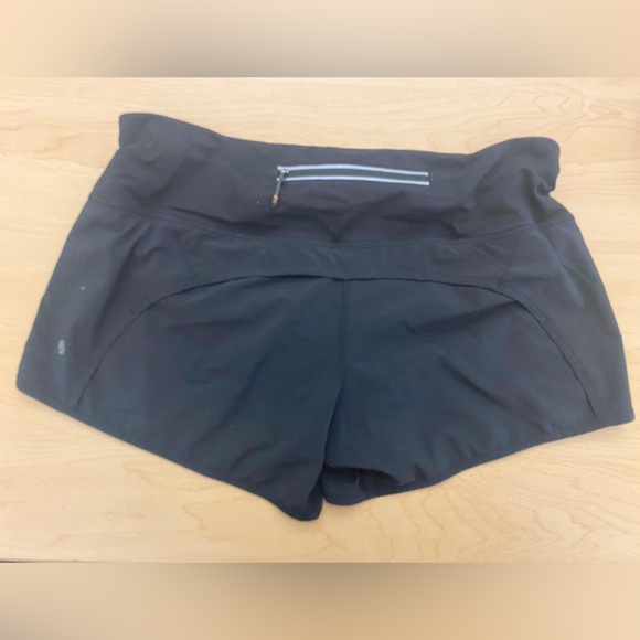 Lululemon shorts size 8 - Picture 3 of 3